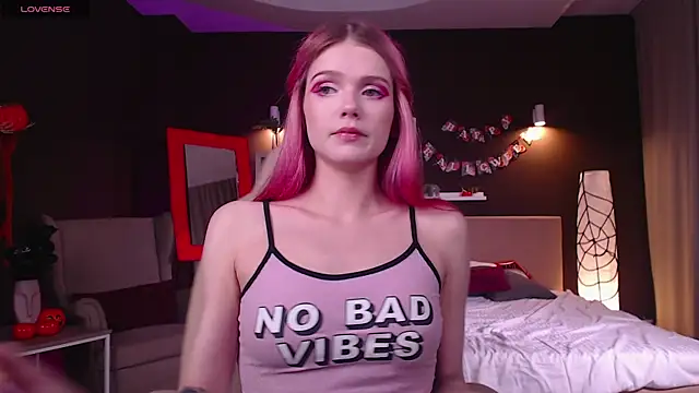 Gretchen Mol online show from October 2025 01:04:02 AM