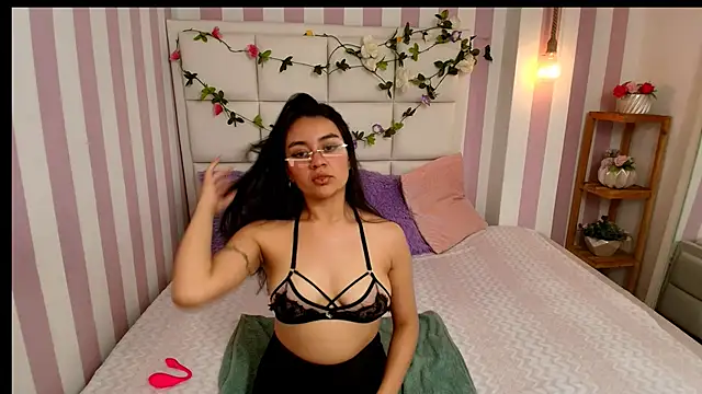 Snapshot of Lucy_Harris chatting on March 2025 03:02:02 AM Lucy Harris online show from March 2025 03:02:02 AM