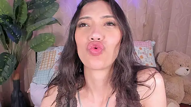 Snapshot of Miss_veronicaa2 chatting on July 2026 01:18:02 PM Miss veronicaa2 online show from July 2026 01:18:02 PM