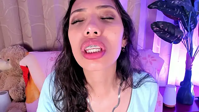 Snapshot of Miss_veronicaa2 chatting on March 2026 01:10:02 PM Miss veronicaa2 online show from March 2026 01:10:02 PM