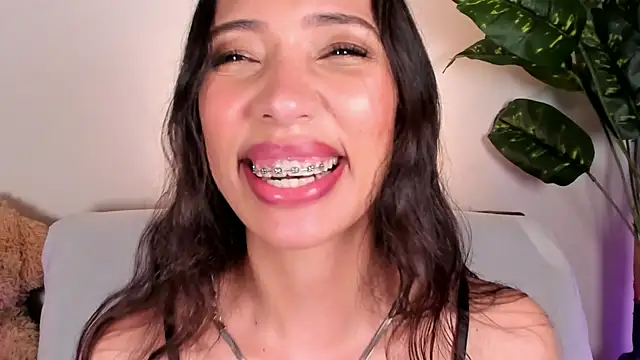 Miss veronicaa2 online show from May 2026 01:20:01 PM