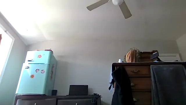 cruz815 online show from April 2026 02:21:01 PM