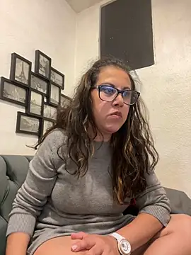 MirandaLatinaLovely online show from November 2025 04:06:01 AM