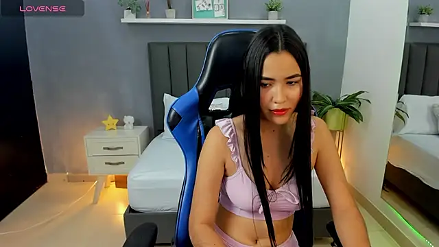 alessia leroy online show from February 2025 09:00:01 PM