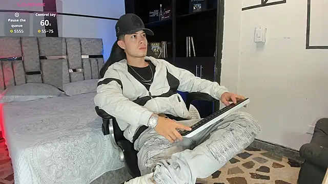 marcuscollins1  online show from December 2025 01:59:02 PM