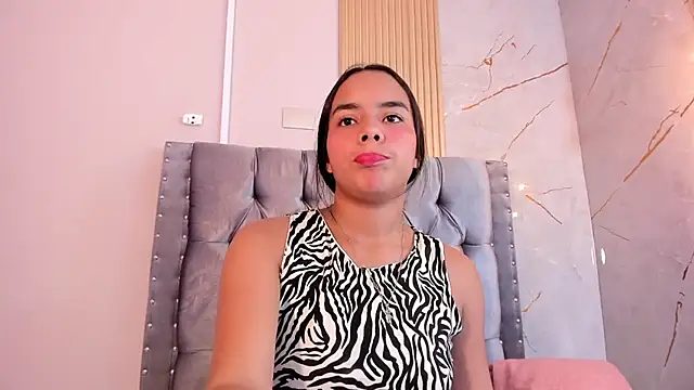 Roxy Stonee online show from April 2026 07:39:01 PM