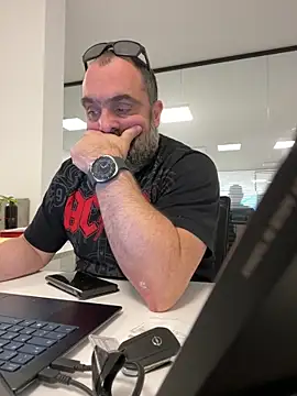 fuocovivo4 online show from March 2025 01:28:02 PM