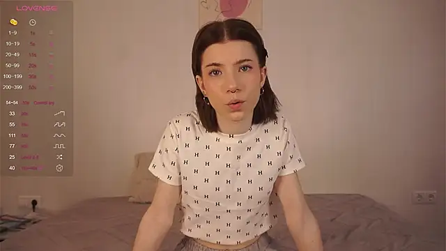 Snapshot of FeliceDendy chatting on February 2025 04:12:02 AM FeliceDendy online show from February 2025 04:12:02 AM