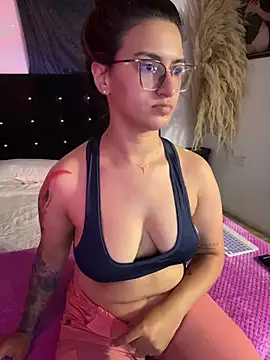 Emma Giraldo online show from June 2026 01:37:01 AM