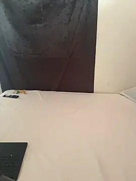 Emma Giraldo online show from November 2025 04:44:02 PM