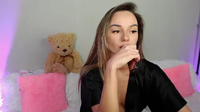 EvaBalmer online show from September 2025 11:12:02 PM