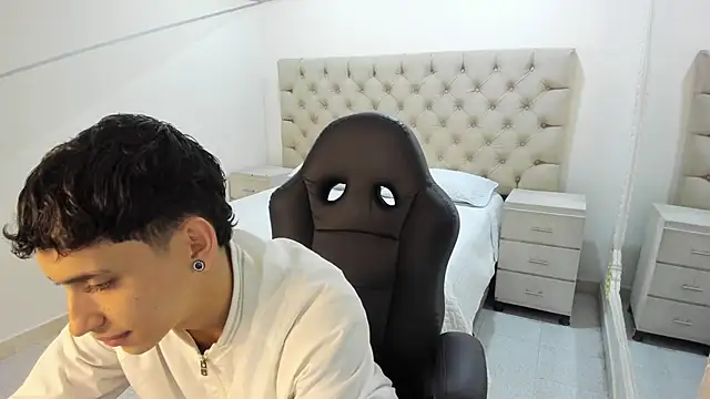 JhoanLeandro online show from November 2025 04:49:01 AM