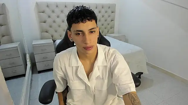 JhoanLeandro online show from December 2025 04:25:01 AM