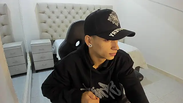 JhoanLeandro online show from December 2025 05:19:02 AM