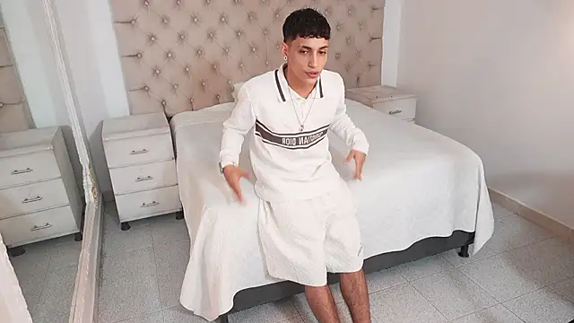 JhoanLeandro online show from February 2026 03:25:02 AM