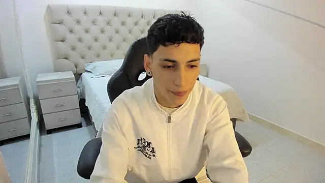 JhoanLeandro online show from November 2025 04:57:02 AM