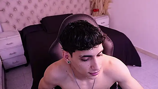 Snapshot of JhoanLeandro chatting on June 2026 06:36:02 AM JhoanLeandro online show from June 2026 06:36:02 AM