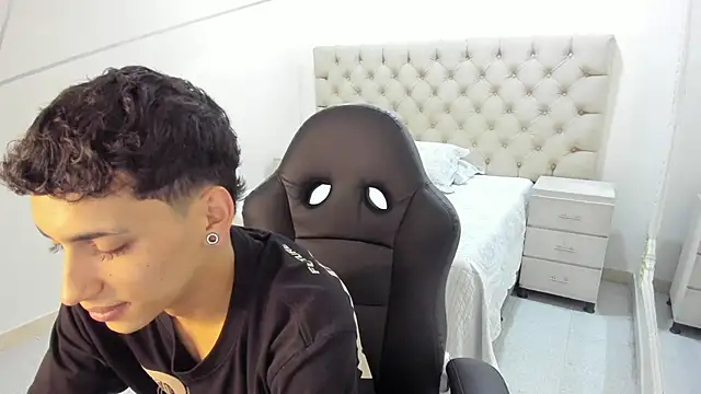 JhoanLeandro online show from November 2025 05:12:02 AM