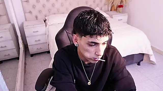 Snapshot of JhoanLeandro chatting on July 2026 04:24:02 AM JhoanLeandro online show from July 2026 04:24:02 AM