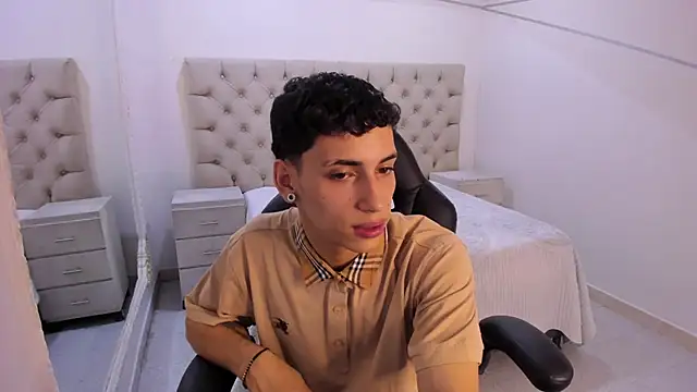 JhoanLeandro online show from December 2025 04:44:02 AM