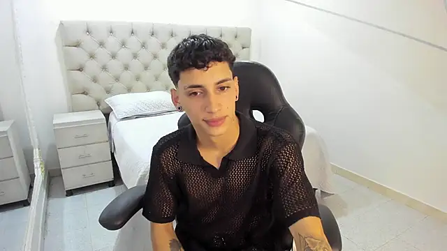 JhoanLeandro online show from November 2025 05:33:02 AM