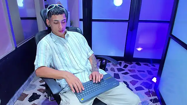 JhoanLeandro online show from February 2025 04:47:01 AM