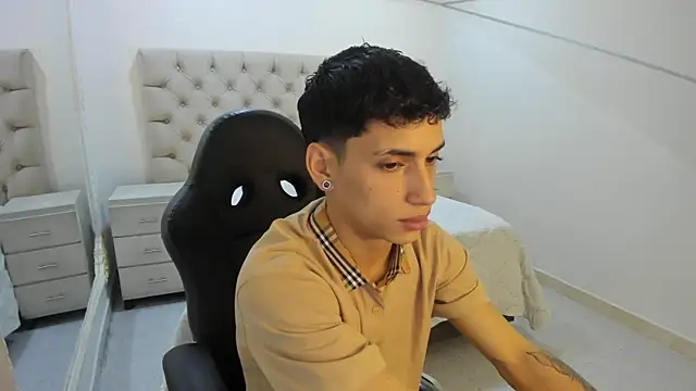 JhoanLeandro online show from December 2025 05:00:02 AM