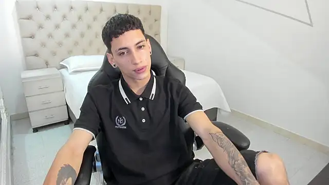 JhoanLeandro online show from October 2025 04:49:02 AM