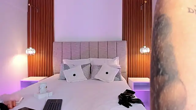 khloe-sweet online show from December 2025 01:46:01 PM