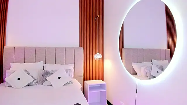 khloe-sweet online show from December 2025 12:52:02 PM