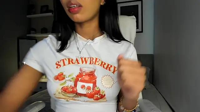 Snapshot of Gigi_Strawberry chatting on October 2025 04:55:02 AM Gigi Strawberry online show from October 2025 04:55:02 AM