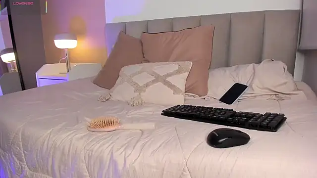 Gigi Strawberry online show from November 2025 02:45:02 AM