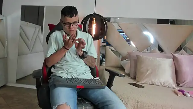 Snapshot of YeiiScoot chatting on February 2025 03:08:02 AM YeiiScoot online show from February 2025 03:08:02 AM