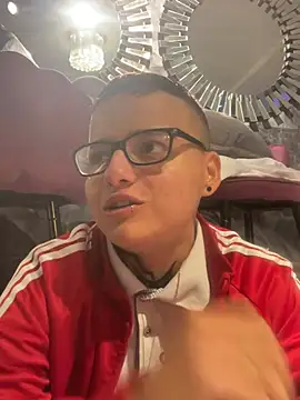 Snapshot of YeiiScoot chatting on February 2025 02:44:02 AM YeiiScoot online show from February 2025 02:44:02 AM