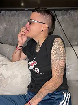 Snapshot of YeiiScoot chatting on February 2025 03:55:02 AM YeiiScoot online show from February 2025 03:55:02 AM