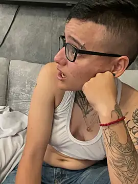 Snapshot of YeiiScoot chatting on February 2025 05:52:01 AM YeiiScoot online show from February 2025 05:52:01 AM