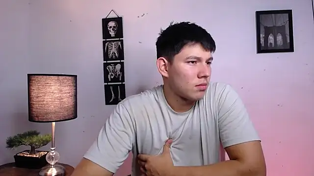 JamesCr  online show from November 2025 10:46:02 PM