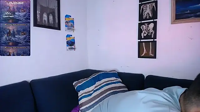 JamesCr  online show from December 2025 11:08:01 PM