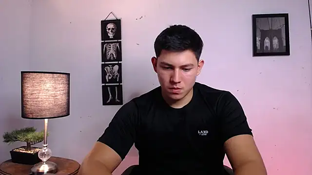 JamesCr  online show from November 2025 10:46:01 PM