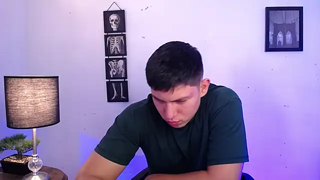 JamesCr  online show from November 2025 12:41:01 PM