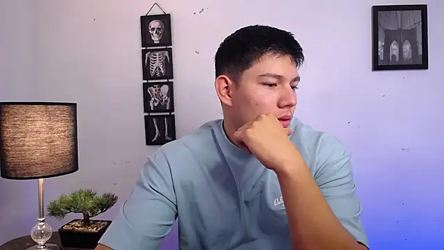 JamesCr  online show from November 2025 01:03:02 PM