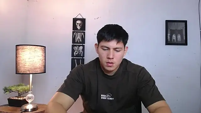 JamesCr  online show from November 2025 12:33:02 AM