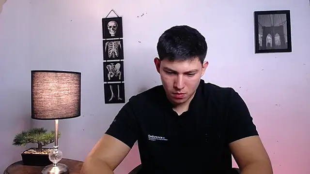 JamesCr  online show from November 2025 11:08:02 PM