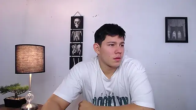 JamesCr  online show from November 2025 04:29:01 PM