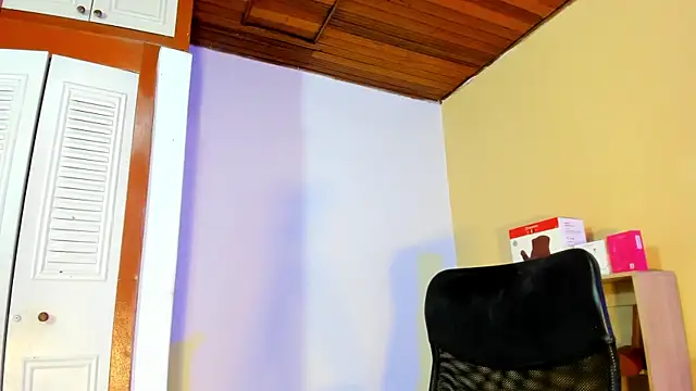 Snapshot of Violetta_0 chatting on February 2026 01:00:02 PM Violetta 0 online show from February 2026 01:00:02 PM