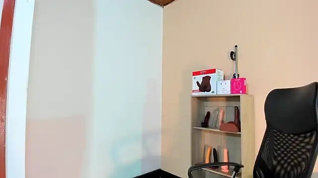 Snapshot of Violetta_0 chatting on February 2026 01:02:01 PM Violetta 0 online show from February 2026 01:02:01 PM