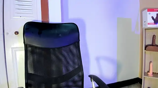 Snapshot of Violetta_0 chatting on November 2025 02:10:01 PM Violetta 0 online show from November 2025 02:10:01 PM