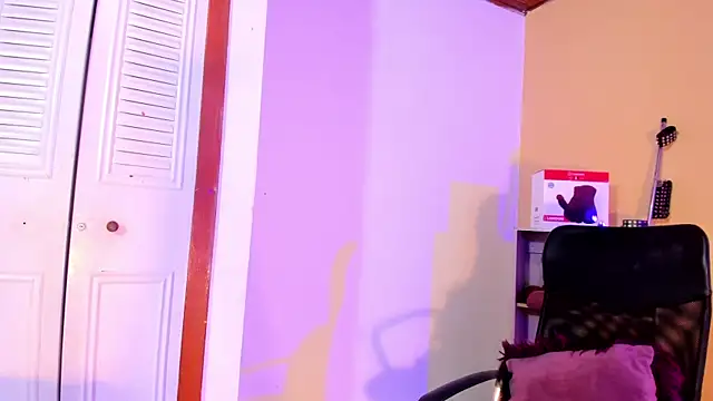 Snapshot of Violetta_0 chatting on January 2026 01:37:01 PM Violetta 0 online show from January 2026 01:37:01 PM