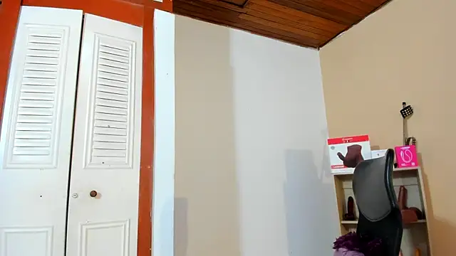 Snapshot of Violetta_0 chatting on February 2026 12:24:01 PM Violetta 0 online show from February 2026 12:24:01 PM