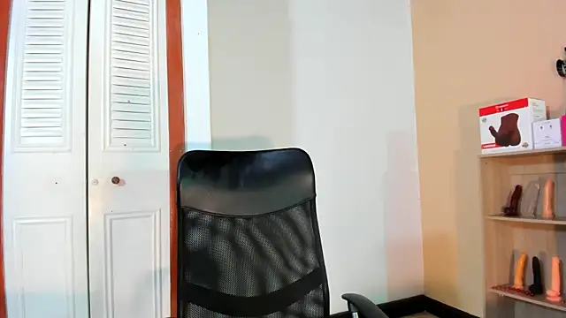 Snapshot of Violetta_0 chatting on February 2026 01:57:01 PM Violetta 0 online show from February 2026 01:57:01 PM